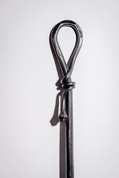 Geschmiedeter langer Schuhlöffel mit Wandschraube