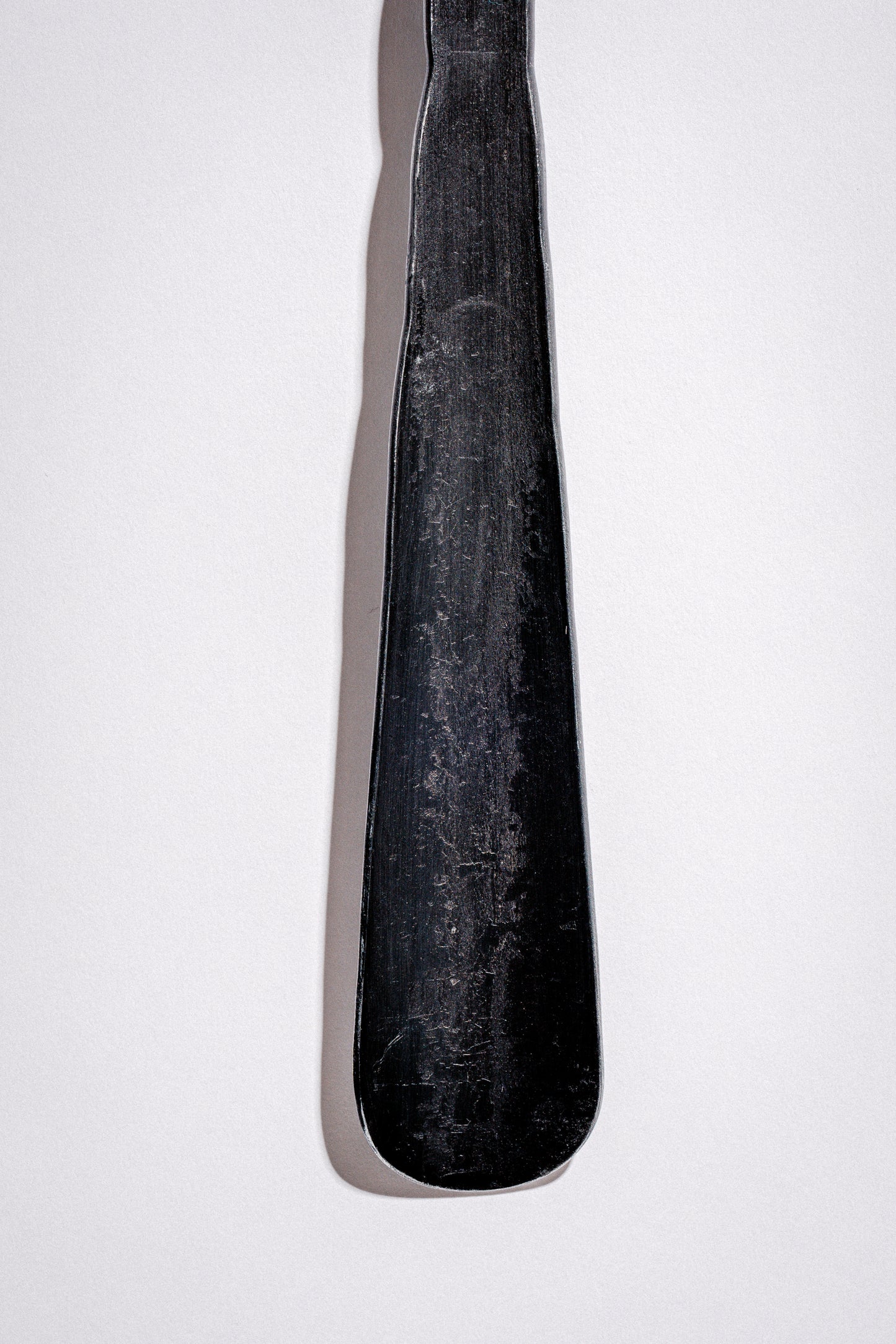 Geschmiedeter langer Schuhlöffel mit Wandschraube