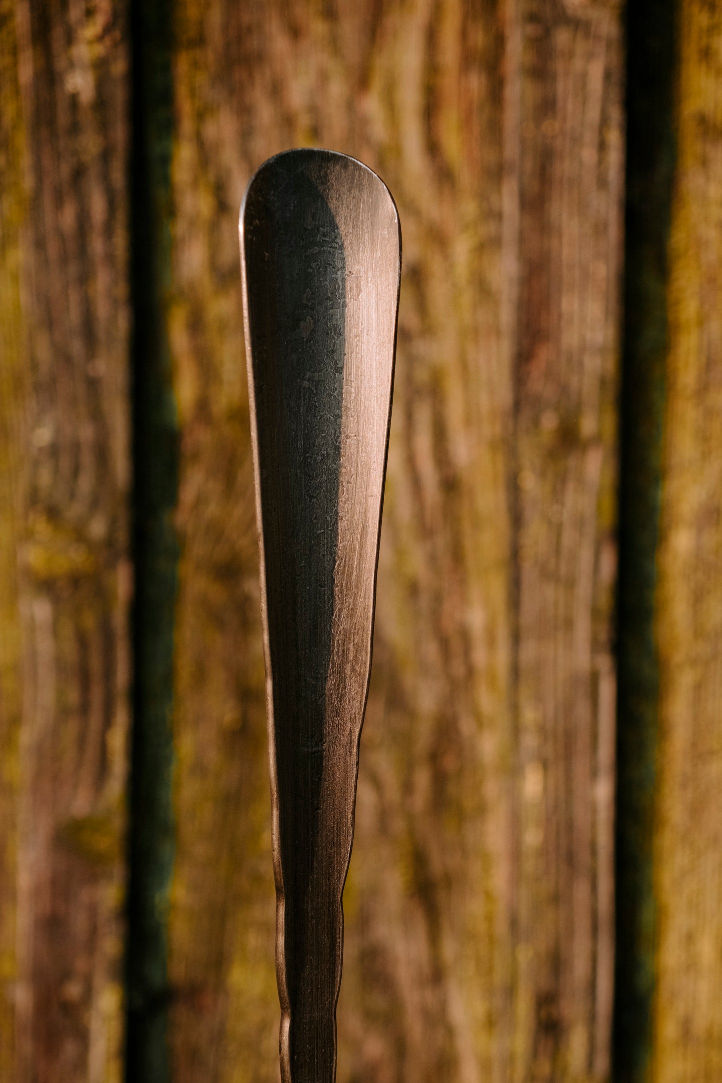 Geschmiedeter langer Schuhlöffel mit Wandschraube